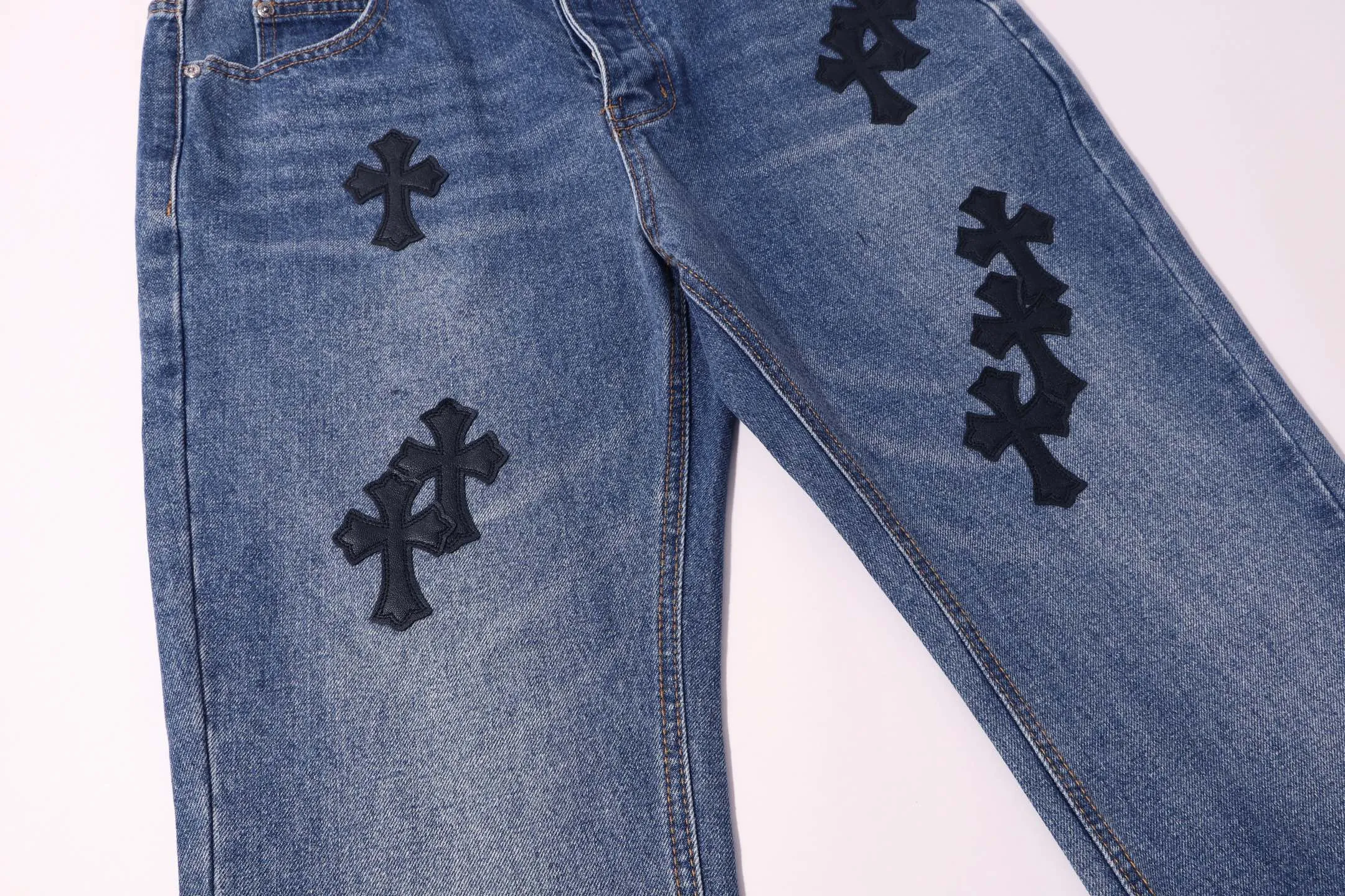 P220 Style No.: H24 Croxin & 𝐂𝐡𝐫𝐨𝐦𝐞 𝐇𝐞𝐚𝐫𝐭 ss25 blue trousers, black leather, bootcut button jeans, styles with different wash textures, very friendly to people with thin legs, and the bootcut perfectly modifies the leg shape The timeless and moderate length makes it easy to match and match. It is the basis for various styles and is a must-have in your wardrobe! The fabric is stiff but also makes the upper body soft without losing texture. The washing process is even more perfect. It is a must-have item for everyone! ! ! Washed wheat, hang tag, pants label, three labels complete Color: blue Size: 28-30-32-34-36